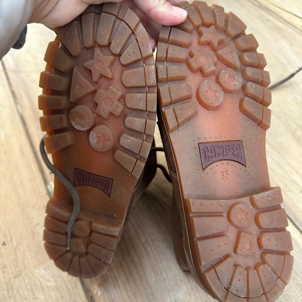 Kids camper boots. Size 4 / eu 35.  stylish classy. Comfey. - Picture 4 of 6